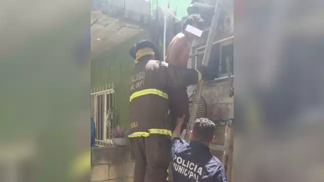 El hombre terminó en los separos de la Policía de Playa del Carmen tras ser bajado del techo de una vivienda