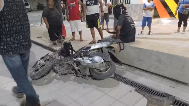 Motociclista ebrio se impacta contra banca de metal en Escárcega