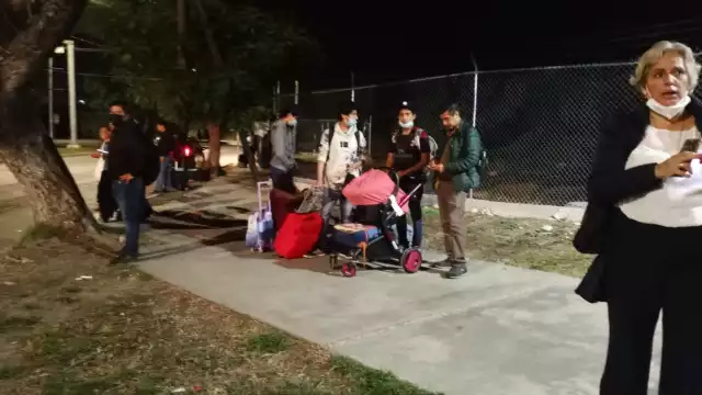 La falta de taxis obliga a los pasajeros a caminar a las avenida que se encuentra a más de un kilómetro de la terminal