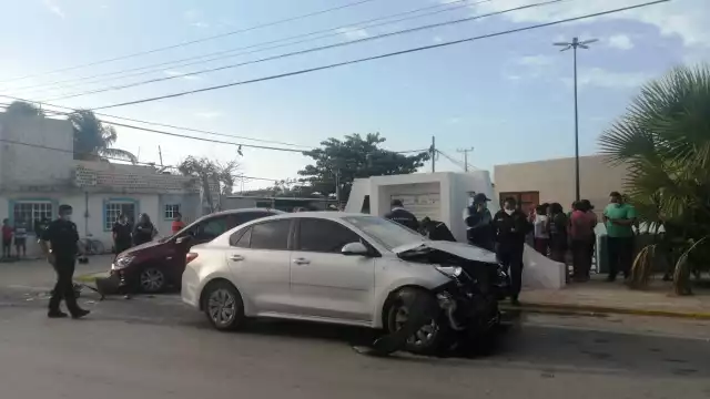 Ambos autos acabaron destrozados luego del choque