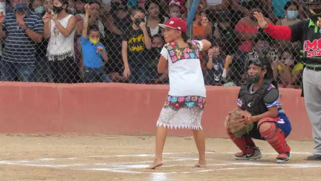 Descalzas y vistiendo atuendos tradicionales mayas presentaron un  juego de softbol