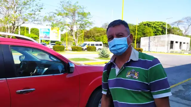 El hombre arribó por la mañana al aeropuerto y acudió a vacunarse