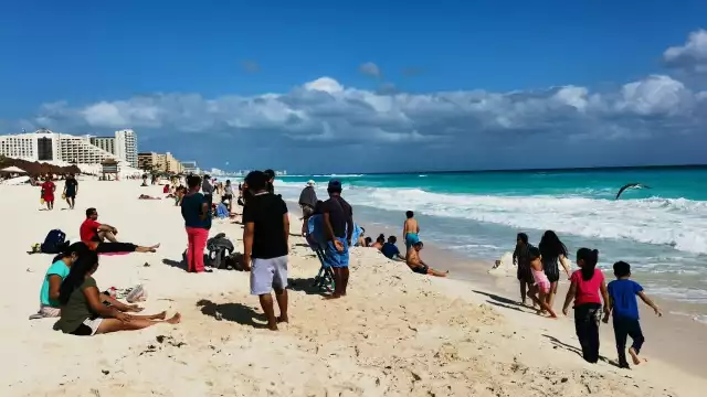 Al no haber personal en accesos a la playa, personas aprovecharon para entrar sin medidas sanitarias
