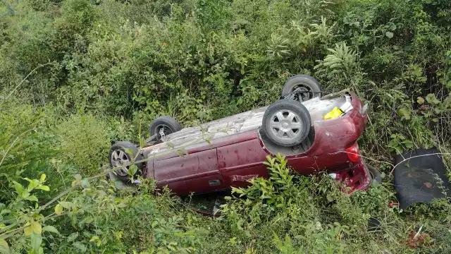 El automóvil terminó volcado entre la maleza a un lado de la carretera Felipe Carrillo Puerto-Uh May en Quintana Roo