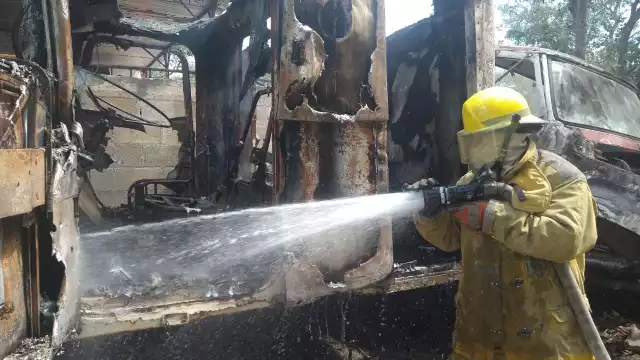 La quema de basura ocasionó un incendio cerca de un taller