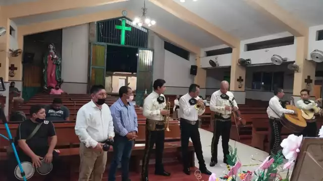 Los mariachis llevaron música a la iglesia de Santa Cecilia en Cozumel para pedir bendiciones y trabajo