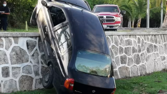 Testigos afirman que el conductor quedó tirado en el suelo unos minutos antes de escapar en el monte