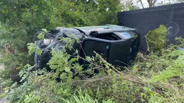 Un neumático que explotó causó que el vehículo volcara cuando viajaban a Playa del Carmen