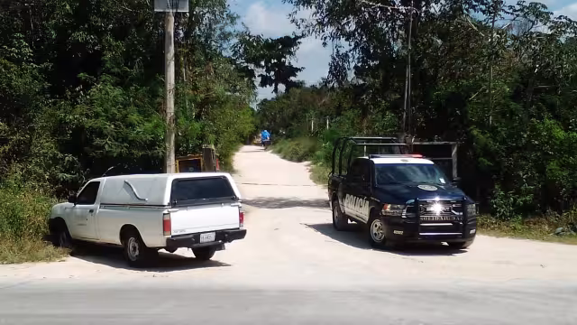 Una unidad de la Policía bloqueó el acceso de la zona donde se halló el cuerpo en Playa del Carmen