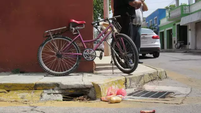 La compra del abuelito, pollo, una papa y zanahoria, quedó en el suelo tras ser atropellado