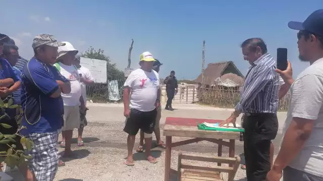 La asamblea se llevó a cabo a las afueras del lugar ocupado por el grupo opositor