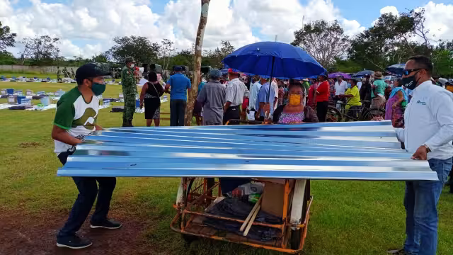 Fueron 624 paquetes los que se entregaron a familias de bajos recursos en el municipio Foto: Luis Manuel Pech Sánchez