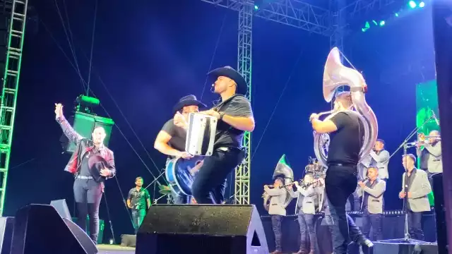 Una gran cantidad de personas se reunieron esta noche en Progreso para escuchar los éxitos de Calibre 50