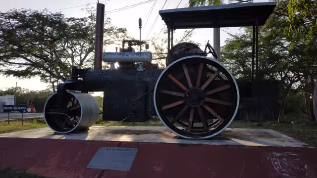 Fue una maquinaria pesada utilizada para el inicio de la transformación y el desarrollo urbano de las vías de esta ciudad, misma que guarda una importante historia
