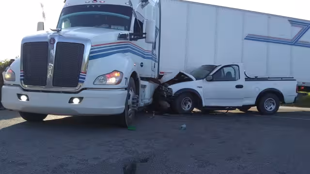 Del golpe, la camioneta se atoró con la llanta y fue arrastrada por el tráiler