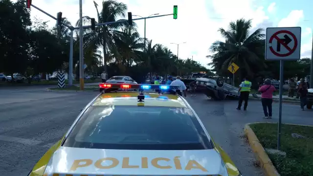 Chocaron en contra de una camioneta por no respetar la luz roja del semáforo