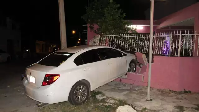 El automóvil derribó la barda de una casa durante la madrugada de este sábado en el segundo cuadro de Mérida