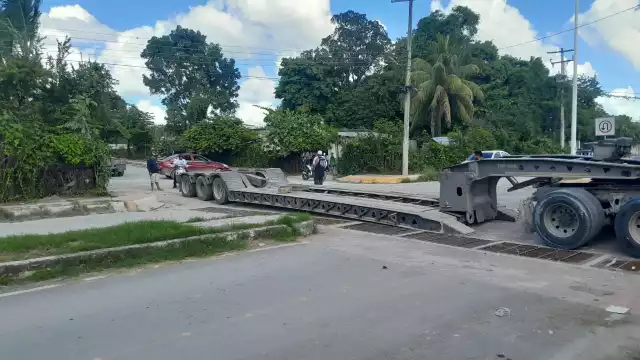La falta de precaución de un conductor de tractocamión causó daños al pavimento en la colonia Fátima