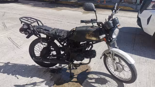 La motocicleta quedó en pérdida total luego de incendiarse el 90%