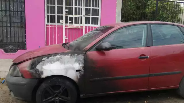 Se incendia automóvil en Chetumal por falla mecánica