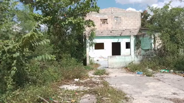 El terreno luce en el abandono, lleno de hierba, la cual sirve para escondite de malechores
