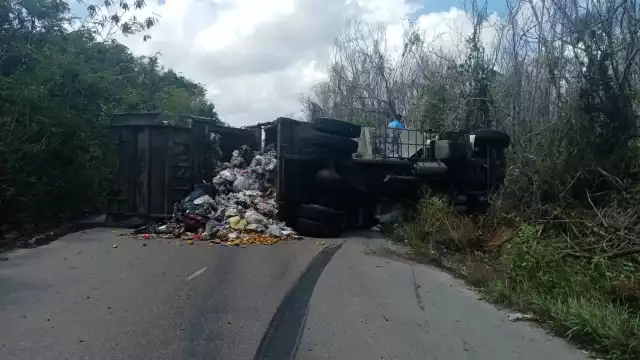 Tras la atención de los trabajadores, llegó otra unidad con más personal para recoger estos desechos sólidos