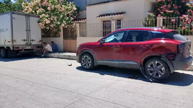 En Palizada, dos vehículos protagonizaron un hecho de tránsito en la calle Ignacio Ramírez.