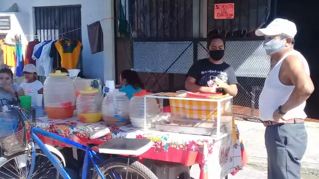 Los puestos ambulantes instalados en colonias como la Colosio, acapararon la atención de los transeúntes