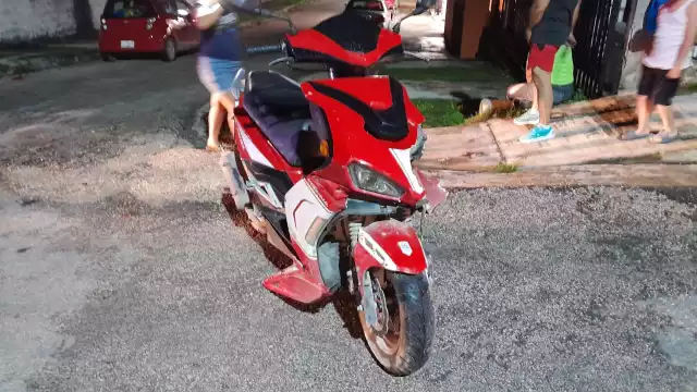 Dos jóvenes resultaron lesionados tras chocar su motocicleta contra un automóvil en la colonia Unidad Esfuerzo y Trabajo