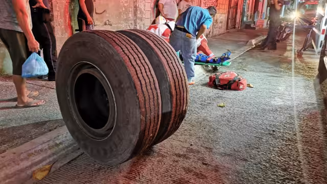 Andrés narró que vio venir los enormes neumáticos, pero no tuvo tiempo de correr, su compañero la “libró” de milagro