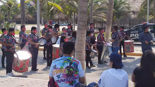 En el evento se congregó a batucadas y bailarines así como familiares, lo que generó aglomeraciones