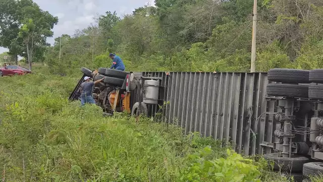 El tráiler volcado en Carrillo Puerto, Quintana Roo, será llevado al corralón de dicho municipio mientras el conductor realiza los trámites correspondientes tras el accidente