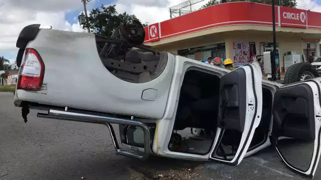 El conductor de la camioneta resultó lesionado y fue llevado al Hospital del IMSS de la 510