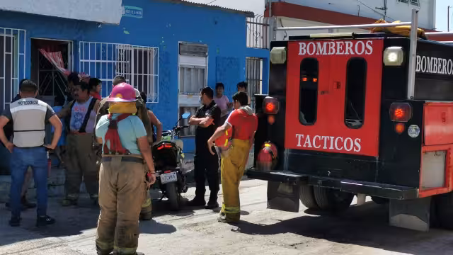 Los propietarios de la vivienda, comenzaron a sofocar las llamas con cubetas llenas de agua