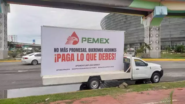 Colocaron una lona con la consigna "¡PEMEX, paga lo que debes!" y varios hashtags.