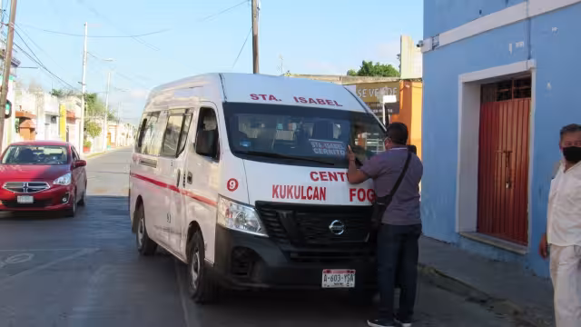 La combi quedó parada en medio de la calle