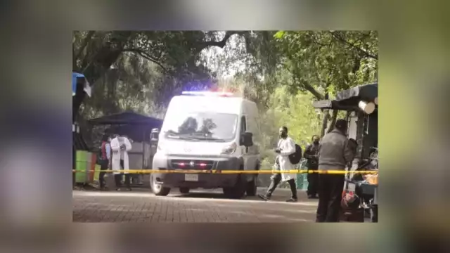 Elementos de la Fiscalía de la Ciudad de México acordonaron la zona del Lago de Chapultepec donde apareció el cuerpo