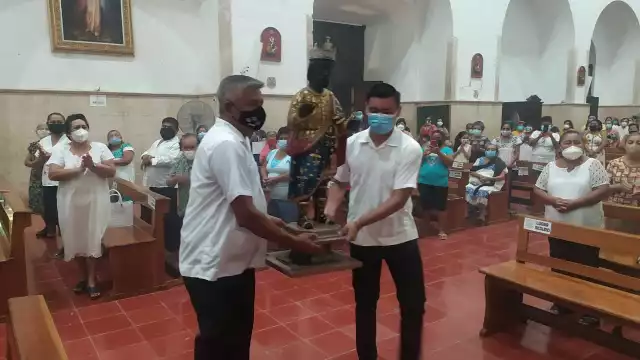 Al concluir la sagrada liturgia como es costumbre y tradición las sagradas imágenes de Melchor, Gaspar y Baltazar entre aplausos de la feligresía