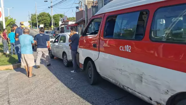 Rumbo a Playa Norte una combi provocó una carambola en Ciudad del Carmen
