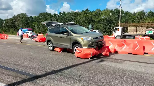 El automóvil sobre una de las vallas de contención y arrastró otras luego de impactarse con ellas en la carretera Playa del Carmen-Tulum