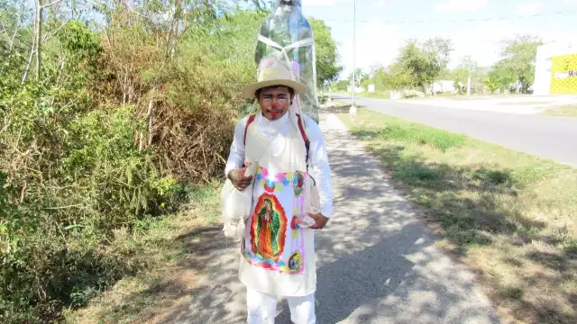 Con la efige a la espalda salió de Kanasín para cumplir su misión