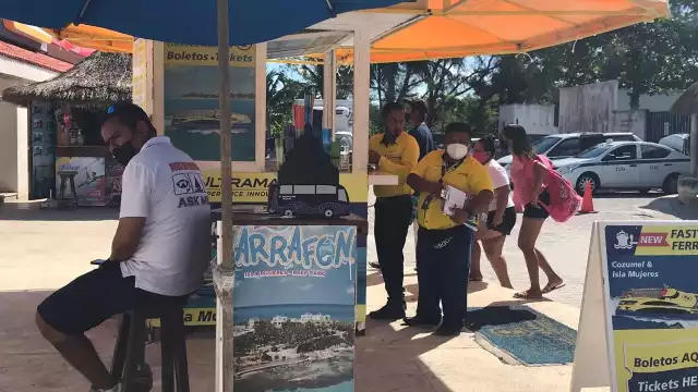 La terminal naviera de Playa Tortugas se encontraba con poca afluencia de personas a pesar de ser domingo. Fotos:  Karla Cauich