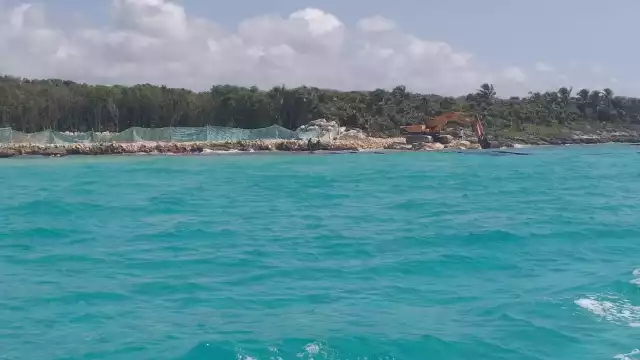 Pese a la inconformidad de ambientalistas y pescadores de la zona, la construcción de la marina de Xcaret en Playa del Carmen, avanza