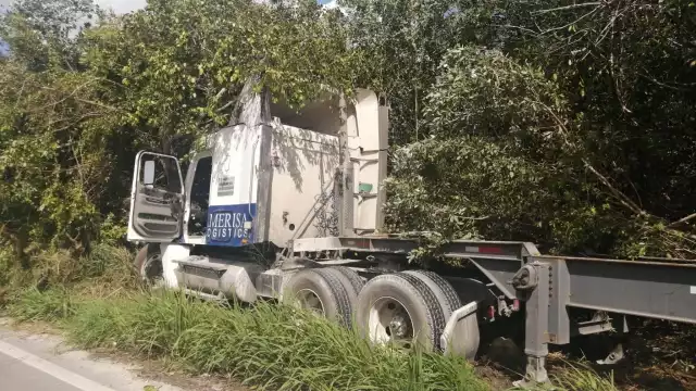 Para sacarlo de la maleza se ameritó de una grúa de la dirección de seguridad pública y tránsito municipal
