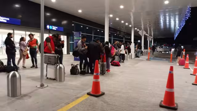 Los pasajeros tuvieron que esperar hasta dos horas ante el retraso de vuelos por las lluvias