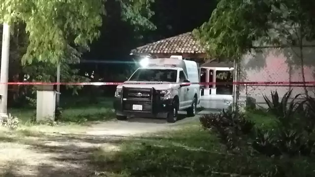 Personal del Servicio Médico Forense, arribó al sitio para realizar el levantamiento del cuerpo y trasladarlo para la necropsia