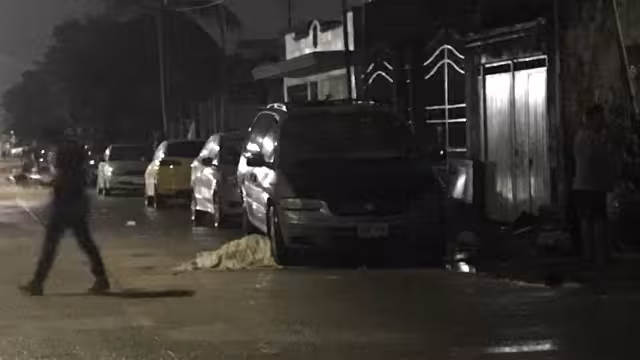 El hombre quedó tirado en la calle luego del ataque armado