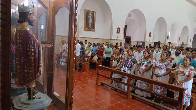 Al final de la liturgia, los campesinos ofrecieron un helado pozole de maíz con coco
