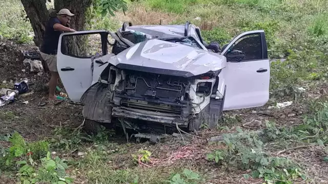 Estalla neumático y camioneta Frontier se estrella contra un árbol en la autopista Champotón–Campeche; tres lesionados