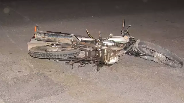 La motocicleta terminó tirada en el suelo